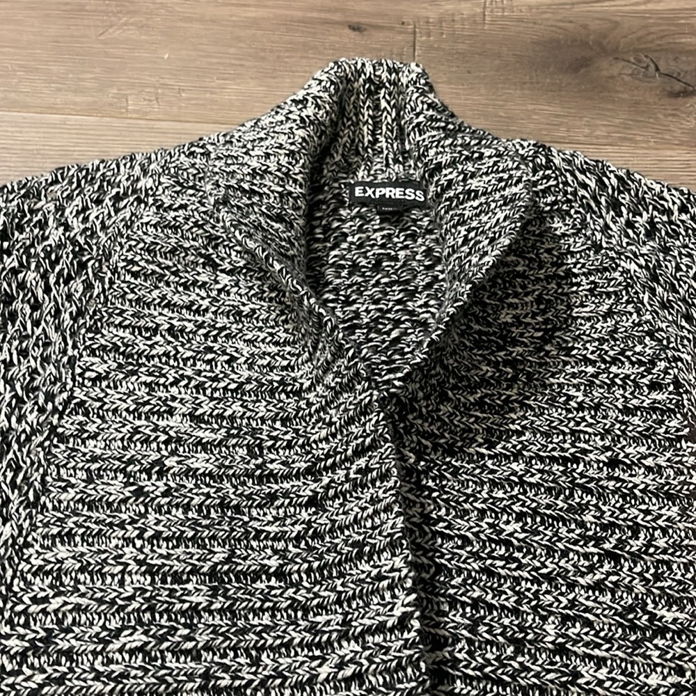 1/4 length sleeve Express cardigan, Size L - Picture 3 of 9